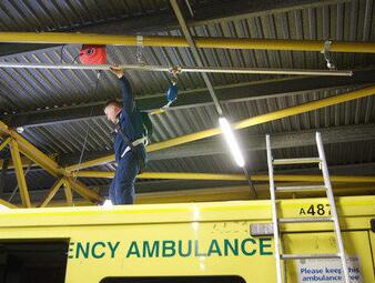 汽車(chē)維修過(guò)程中防墜器的應(yīng)用